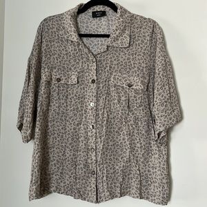 Vici flowy blouse cheetah print gray on gray.